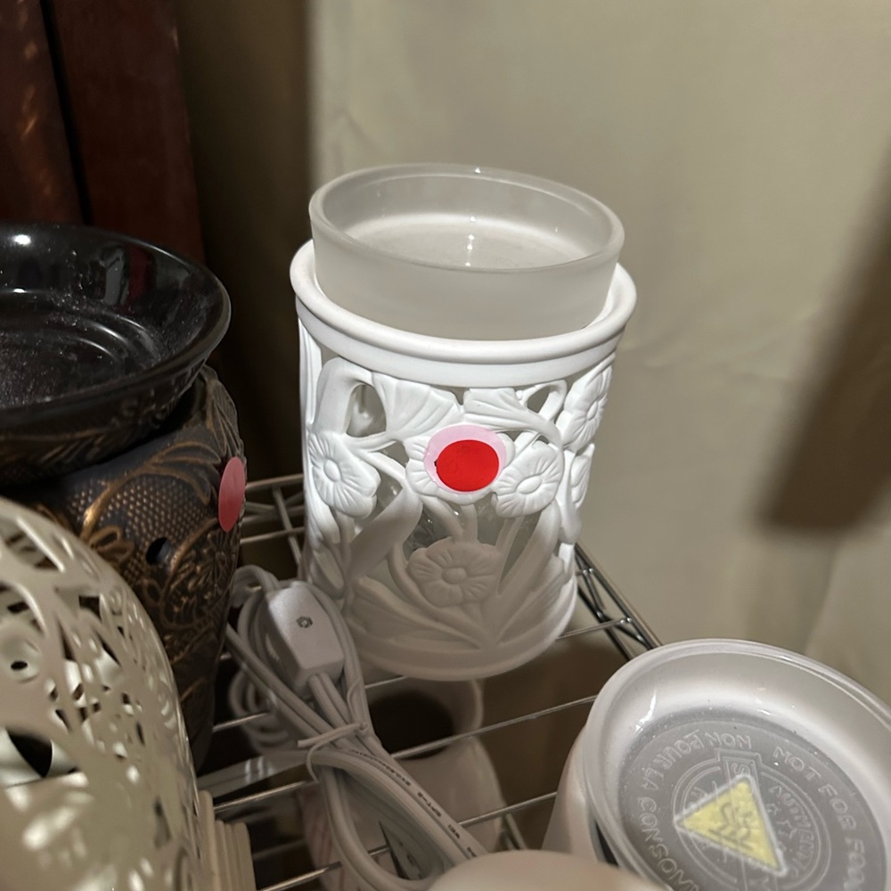 Scentsy White Floral Wax Warmer